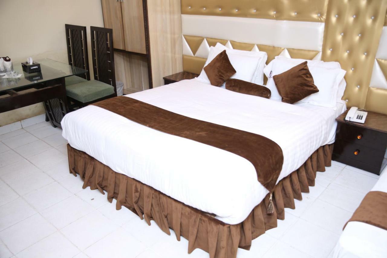 Premier Inn Gulberg Lahore Ngoại thất bức ảnh